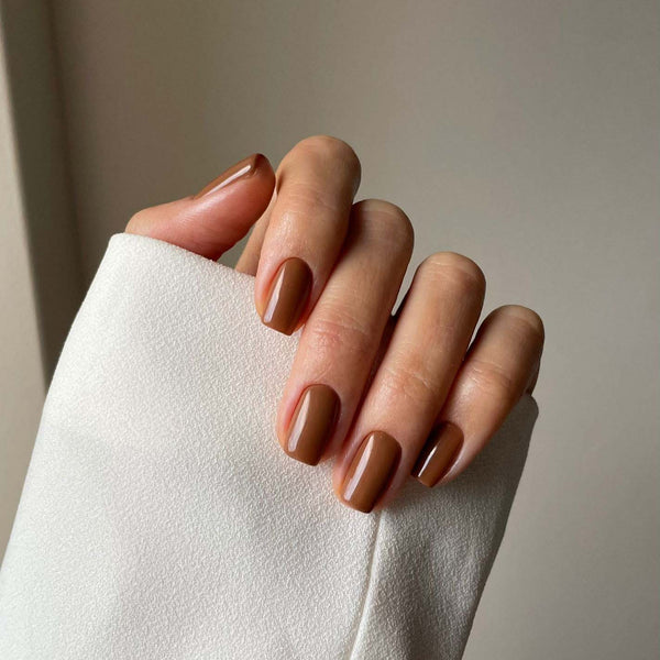 Creamy brown gel nails