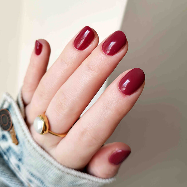 Maroon gel nails