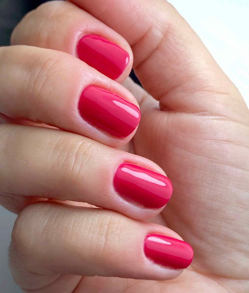 Crimson gel nails